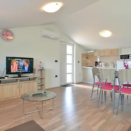 Apartment Ferienwohnung Fuer 5 Personen Ca 52 Qm In Sijana, Istrien Istrische Riviera *